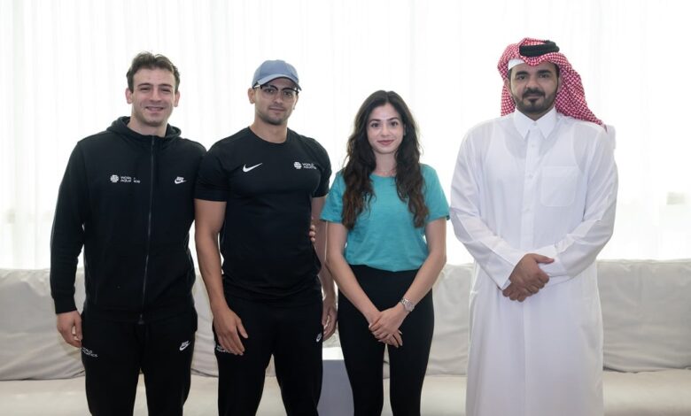 ‫ رئيس اللجنة الأولمبية القطرية يلتقي رياضيي فريق اللاجئين للألعاب