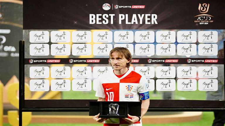 لوكا مودريتش يحصد جائزة أفضل لاعب في مباراة كرواتيا ومصر (صور) 1 لوكا مودريتش يحصد جائزة أفضل لاعب في مباراة كرواتيا ومصر (صور)
