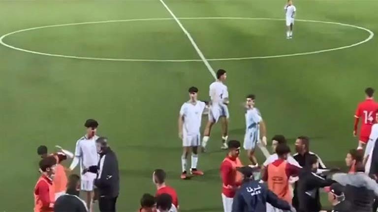 مدرب الجزائر يصفع لاعبيه.. ويعلق: "لاعبو المنتخب مثل أبنائي" 1 مدرب الجزائر يصفع لاعبيه.. ويعلق: