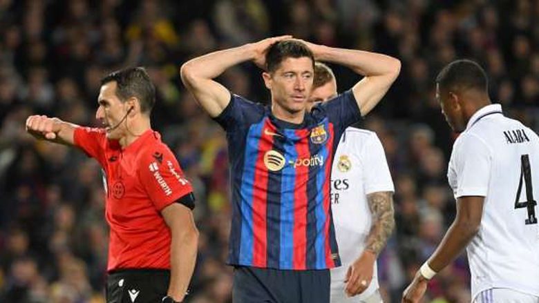 غموض في موقف ليفاندوفسكي مع برشلونة.. والسيتي «يتربص» لـ باو كوبارسي 1 في موقف ليفاندوفسكي مع برشلونة والسيتي يتربص لـ باو