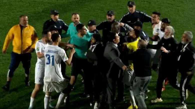 مصير إدارة محمد معروف لمباراة الأهلي والزمالك بعد واقعة الاعتداء عليه 1 إدارة محمد معروف لمباراة الأهلي والزمالك بعد واقعة الاعتداء