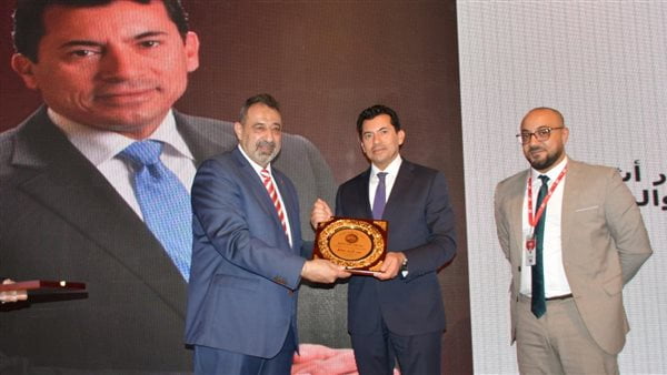 وزير الشباب والرياضة يشهد تكريم جمعية اللاعبين المحترفين لرموز الكرة 1 وزير الشباب والرياضة