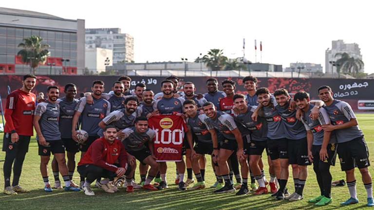 "100 مباراة".. لاعبو الأهلي يحتفلون بمحمد عبد المنعم في مرا 1 "100 مباراة".. لاعبو الأهلي يحتفلون بمحمد عبد المنعم في مرا