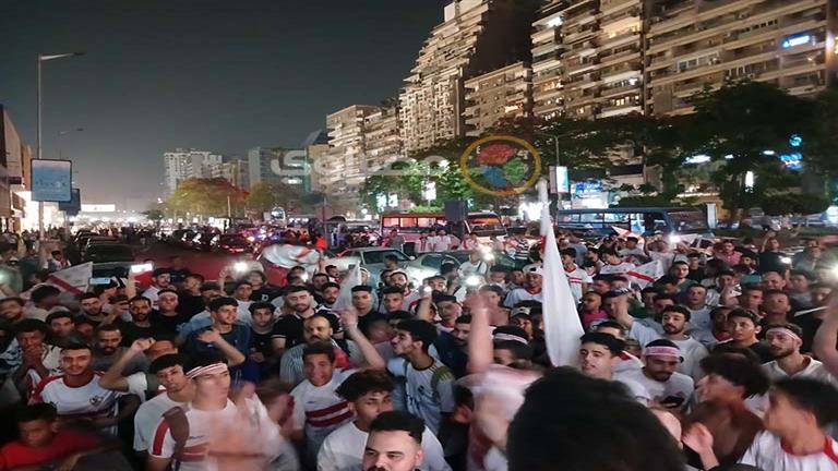 "شماريخ وأعلام".. كيف احتفل الجمهور بالكونفدرالية بمقر نادي 1 "شماريخ وأعلام".. كيف احتفل الجمهور بالكونفدرالية بمقر نادي