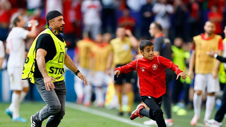 "من أجل رونالدو".. طفل يقتحم ملعب مباراة البرتغال وتركيا في 1 "من أجل رونالدو".. طفل يقتحم ملعب مباراة البرتغال وتركيا في