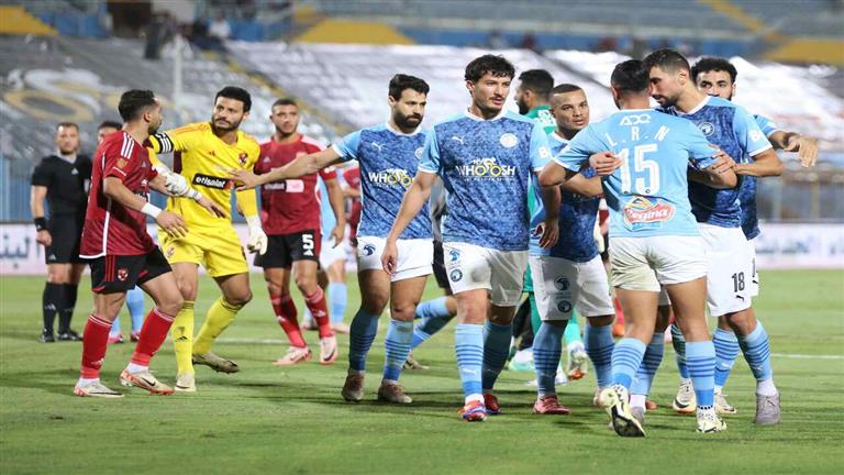 بالصور.. الشيبي يخلع قميصه أمام جماهير الأهلي بعد طرده 1 بالصور.. الشيبي يخلع قميصه أمام جماهير الأهلي بعد طرده