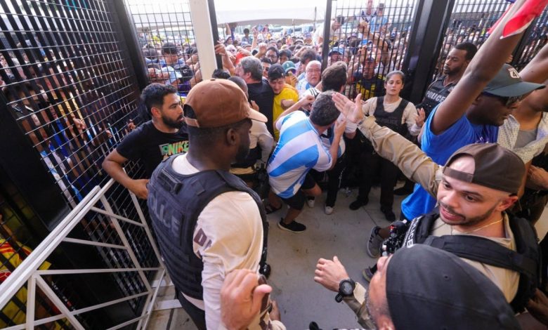 بالفيديو اقتحام المشجعين للملعب وإصابات وفوضى في نهائي كوبا