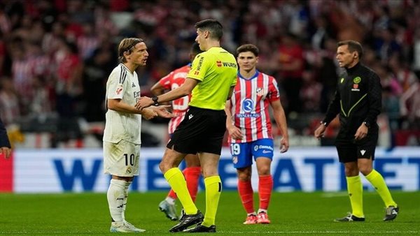 بعد القاء المقذوفات على كورتوا، أتلتيكو يعلن عقوبة بطل أزمة ديربي مدريد 1 ريال مدريد واتلتيكو