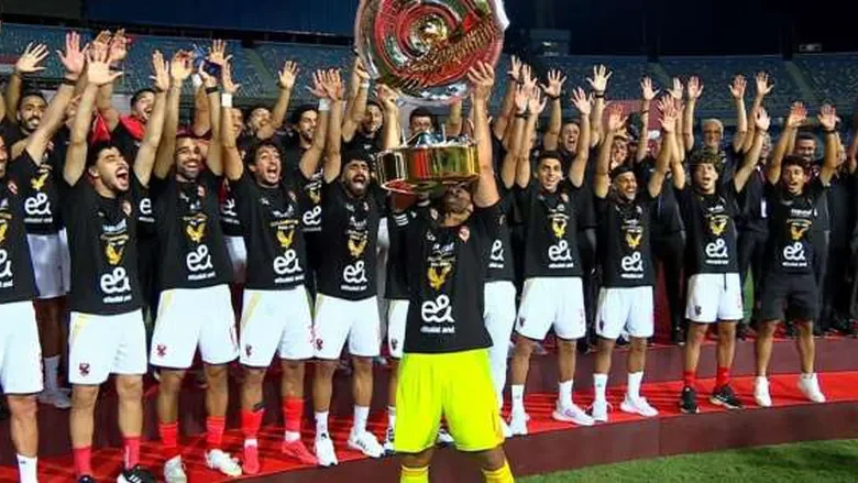 لحظة استلام الأهلي درع الدوري الجديد.. «اللقب رقم 44» 1 استلام الأهلي درع الدوري الجديد اللقب رقم 44