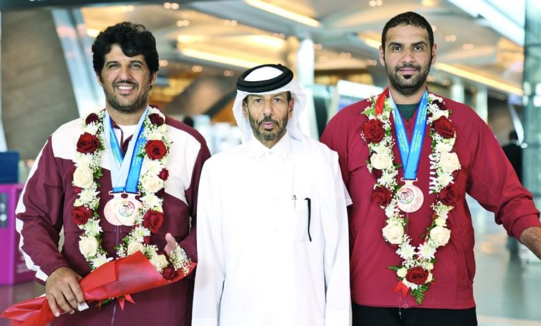 ‫ بعد تتويجهم بثلاث ميداليات ملونة بالآسيوية استقبال حافل لرماة