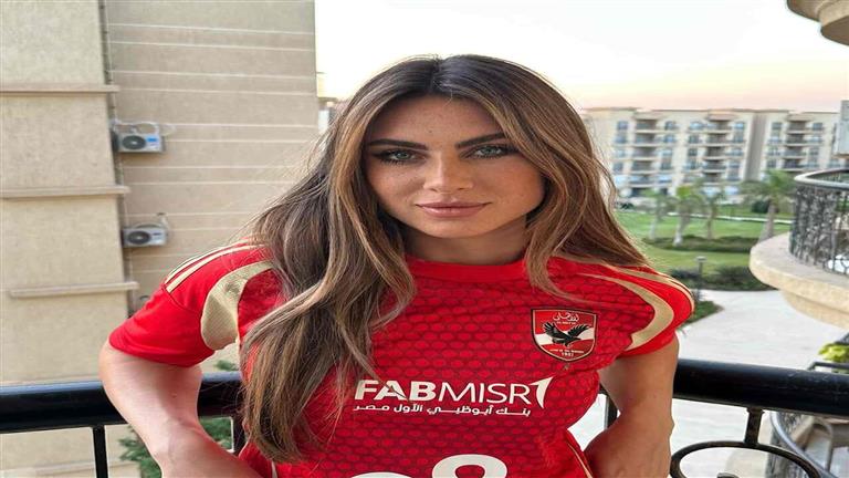 بعد التأهل للنهائي.. إيمان علي تظهر في مقطع فيديو بقميص الأهلي (صور) 1 بعد التأهل للنهائي.. إيمان علي تظهر في مقطع فيديو بقميص الأهلي (صور)