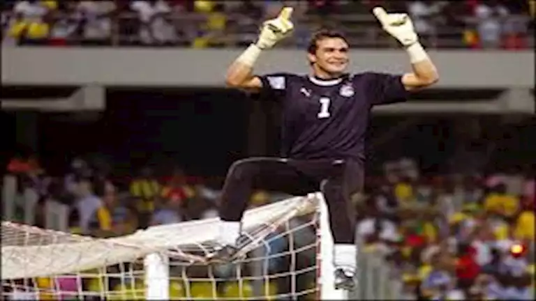 5 صور لاحتفال عصام الحضري بالبطيخة بعد الفوز على الزمالك 1 5 صور لاحتفال عصام الحضري بالبطيخة بعد الفوز على الزمالك