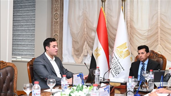 وزير الرياضة يبحث