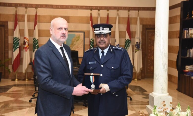 وزير الداخلية اللبناني يكرم رئيس الاتحادين الرياضيين القطري والعربي