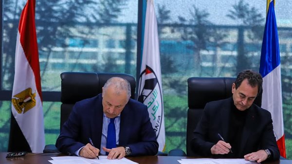 هاني أبو ريدة يوقع