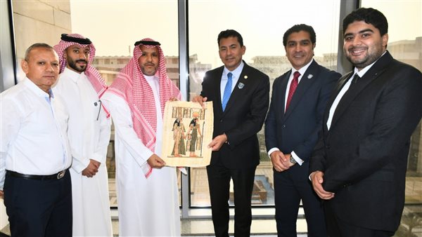 وزير الرياضة يستقبل رئيس الاتحاد الدولي للميني فوتبول 1 وزير الرياضة يستقبل