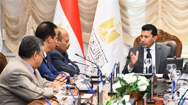 وزير الشباب يلتقي مسؤولي مشروع القوافل التعليمية في نسخته الثانية عشرة 1 وزير الشباب يلتقي