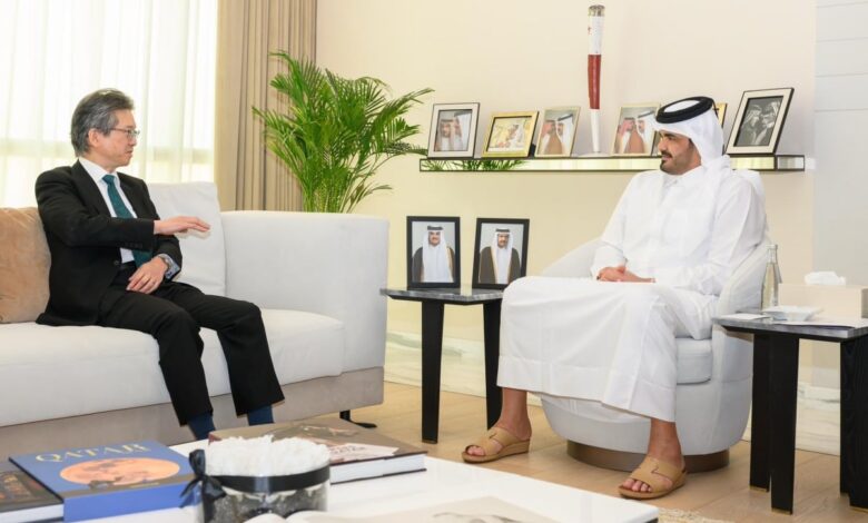 ‫ رئيس اللجنة الأولمبية القطرية يجتمع مع سفير اليابان لدى