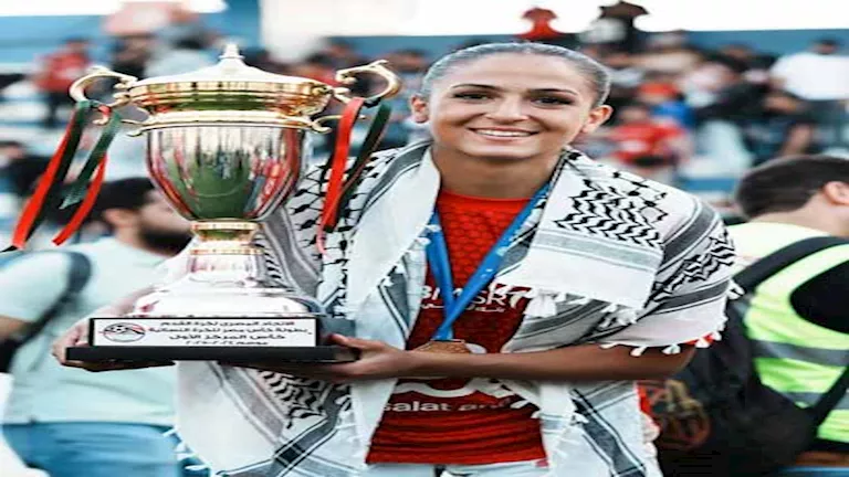لعبت لفريق ولاد ولبت نداء فلسطين.. حكاية أحلام نصر لاعبة الأهلي؟ 1 لعبت لفريق ولاد ولبت نداء فلسطين.. حكاية أحلام نصر لاعبة الأهلي؟
