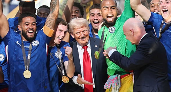 لقطة طريفة ترامب يرفض مغادرة المنصة أثناء رفع فريق