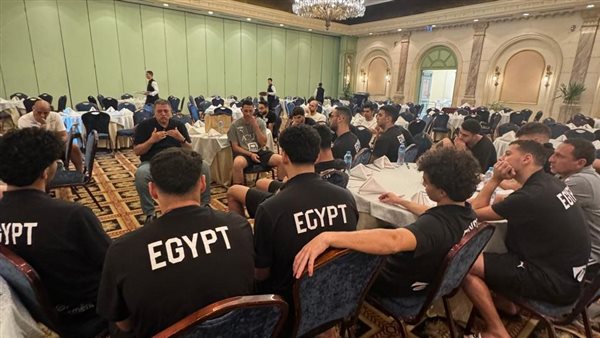 جلسة تحفيزية لخالد فتحي مع منتخب ناشئي اليد قبل مواجهة أيسلندا بالمونديال 1 منتخب ناشئي اليد
