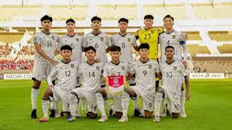 سقط في حفرة.. إصابة لاعب إندونيسيا أثناء الاحتفال مع الجماهير (فيديو) 1 سقط في حفرة.. إصابة لاعب إندونيسيا أثناء الاحتفال مع الجماهير (فيديو)