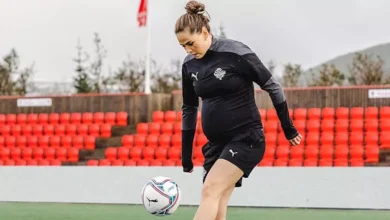 ماذا يحدث عند حمل لاعبة كرة قدم أثناء اللعب؟.. واقعة مثيرة بفرنسا 5 ماذا يحدث عند حمل لاعبة كرة قدم أثناء اللعب؟.. واقعة مثيرة بفرنسا