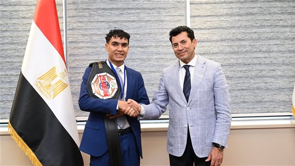 وزير الرياضة يلتقي بطل الكيك بوكس محمد راتب 1 وزير الرياضة يلتقي