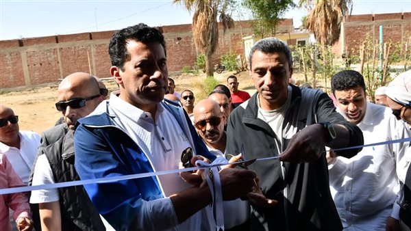 وزير الرياضة ومحافظ السويس يفتتحان قاعة تخاطب وملعب أكريليك بمركز شباب الجناين 1 وزير الرياضة ومحافظ