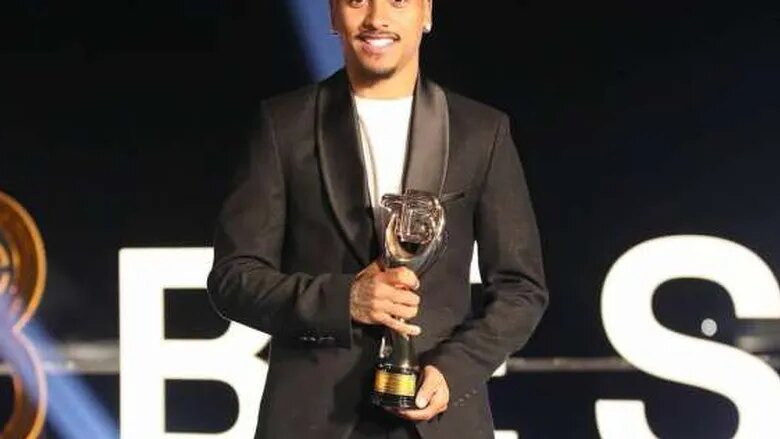 تعليق من خوان بيزيرا بعدد حصده جائزة أفضل لاعب