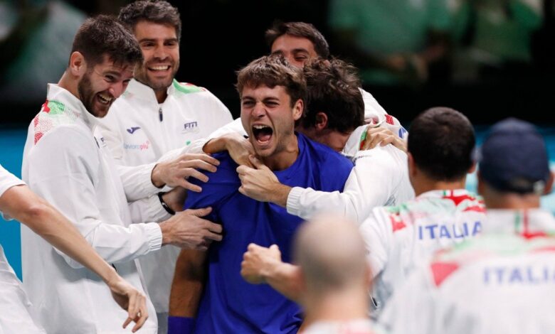 إيطاليا تفوز على إسبانيا وتحرز لقب كأس ديفيز للتنس