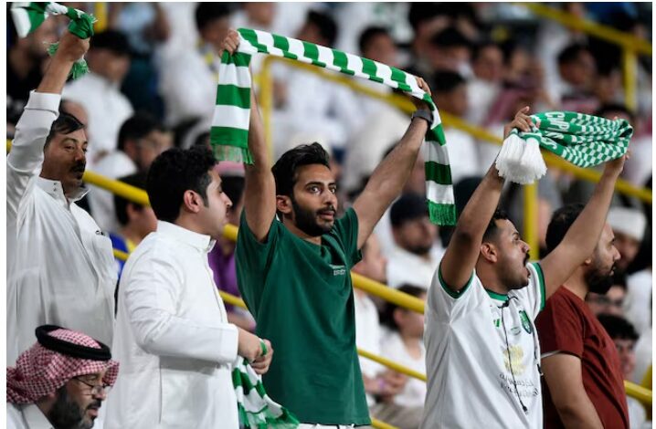 الحظ يعاند السد ويهدي الأهلي السعودي فوزاً ثميناً