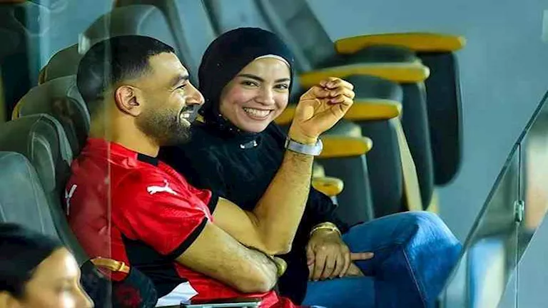 15 صورة ترصد أجمل الموقف بين محمد صلاح وزوجته عام 2025