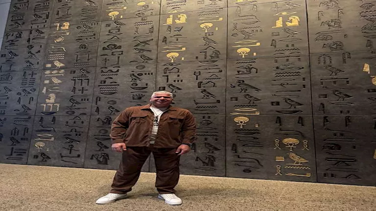 جمال فاق الخيال.. 8 صور لوائل جمعة داخل المتحف المصري