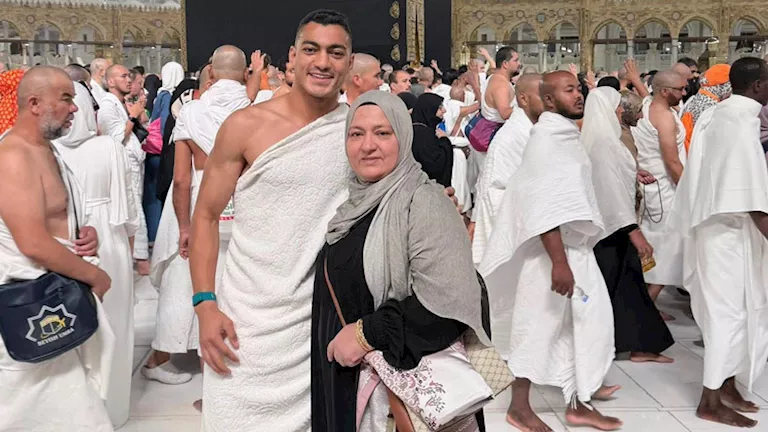 "قبل أمم أفريقيا".. مصطفى محمد يؤدي مناسك العمرة رفقة والدته 1 "قبل أمم أفريقيا".. مصطفى محمد يؤدي مناسك العمرة رفقة والدته