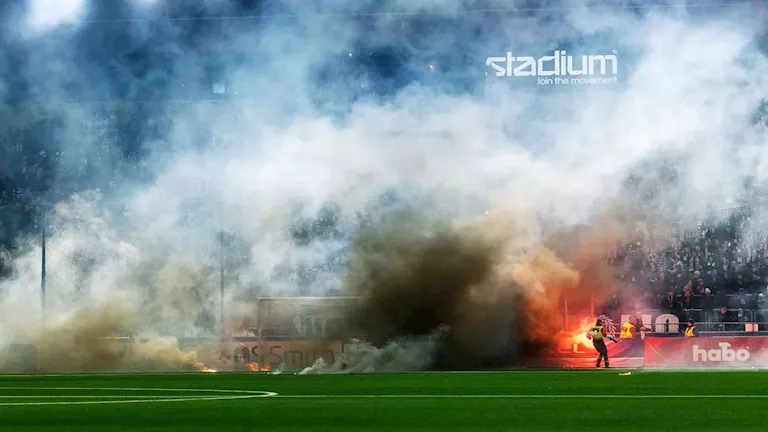 قنبلة وألعاب نارية تتسبب في هروب اللاعبين من المباراة.. ماذا حدث؟ 1 قنبلة وألعاب نارية تتسبب في هروب اللاعبين من المباراة.. ماذا حدث؟