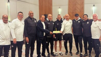 إبراهيم حسن تستقبله في مطار القاهرة عقب عودة بعثة