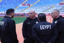 الجهاز الفني لمنتخب مصر يتفقد أرضية ملعب مباراة نيجيريا