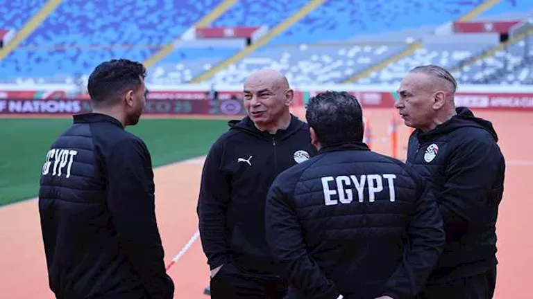 الجهاز الفني لمنتخب مصر يتفقد أرضية ملعب مباراة نيجيريا