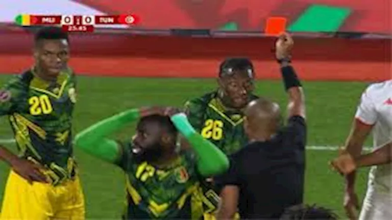 قائد منتخب مالي يتلقى البطاقة الحمراء أمام السنغال بأمم أفريقيا 1 قائد منتخب مالي يتلقى البطاقة الحمراء أمام السنغال بأمم أفريقيا