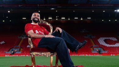 يدرس مشاركة محمد صلاح ضد مارسيليا وشبكة بريطانية تشيد