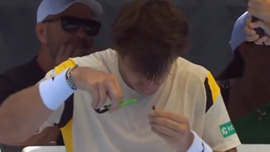 ‫ بالفيديو لاعب أرجنتيني يقص شعره أثناء مباراة تنس