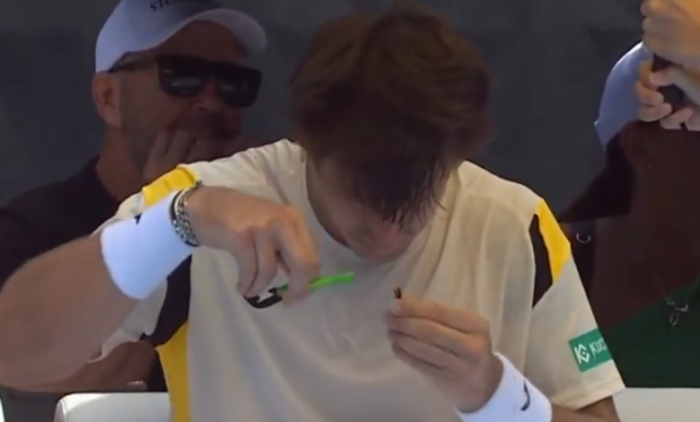 بالفيديو لاعب أرجنتيني يقص شعره أثناء مباراة تنس