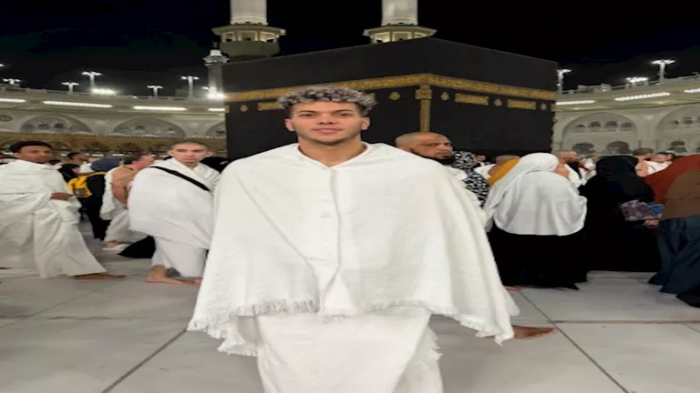 4صور لـ إمام عاشور رفقة عائلته في العمرة