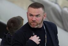 بعد 500 يوم دون حلاقة روني يوجه رسالة لمشجع مانشستر