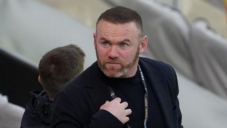 بعد 500 يوم دون حلاقة روني يوجه رسالة لمشجع مانشستر