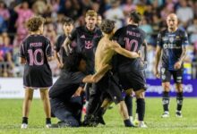 ‫ شاهد لحظة سقوط عنيف لميسي بعد اقتحام جماهيري لملعب