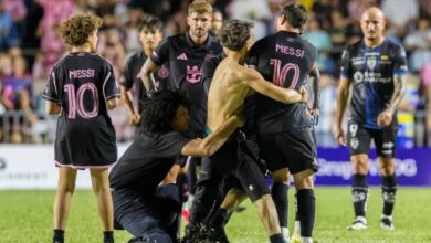 ‫ شاهد لحظة سقوط عنيف لميسي بعد اقتحام جماهيري لملعب