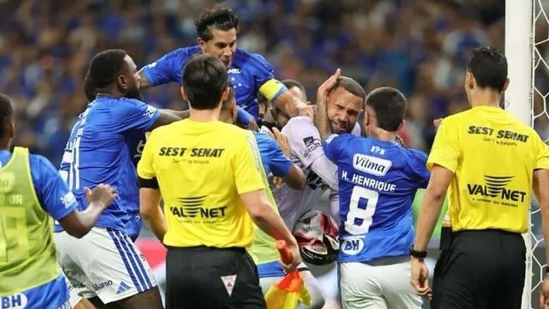 خناقة شوارع ولكمات في مباراة كروزيرو وأتلتيكو مينيرو ماذا فعل