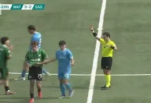 شاهد بالفيديو.. لاعب يعتدي على حكم بعد طرده